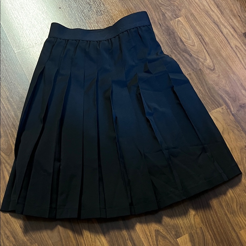 Elegant pleated black skort